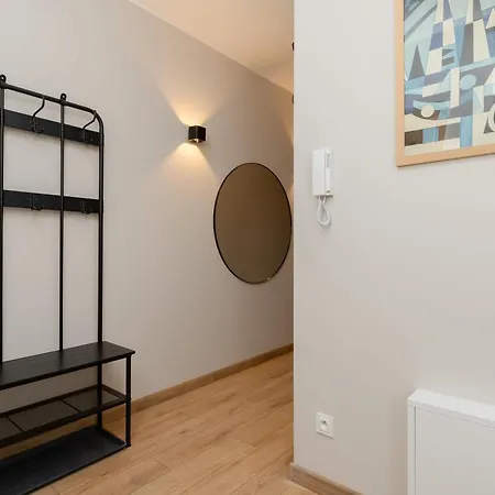 Apartment Exceptional With Parking In By Renters *
