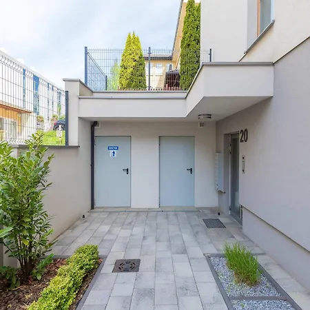 Exceptional With Parking In By Renters דירה גדינייה
