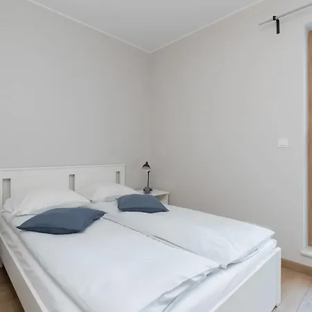 Exceptional With Parking In By Renters דירה גדינייה